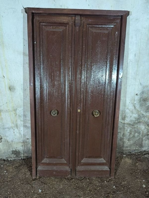 Lote siguiente: Puerta antigua de cedro con diseño de dos hojas y marco