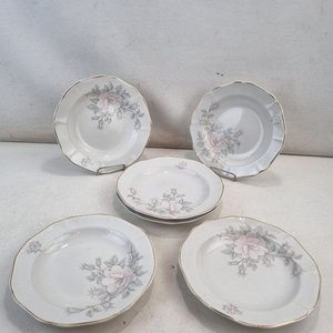 Lote anterior: L 391 - 6 Piezas - Juego de 6 platos en fina porcelana nacional 'Olmos' con borde festoneado y decorado floral, una excelente oportunidad para su mesa