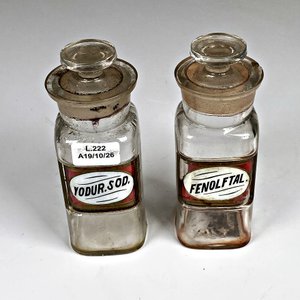 Dos Frascos de Farmacia Antiguos de Vidrio con Tapones - imagen 3