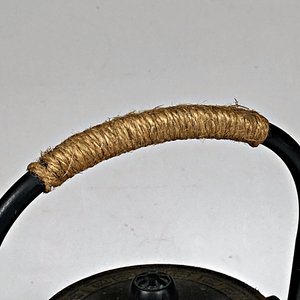 Calderita Decorada de Hierro Fundido con Tapa y Asa de Cuerda - imagen 3