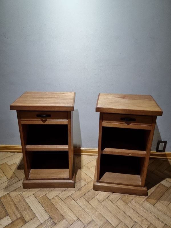 Par de Mesas de Luz Rústicas de Madera con Cajón y Estantes