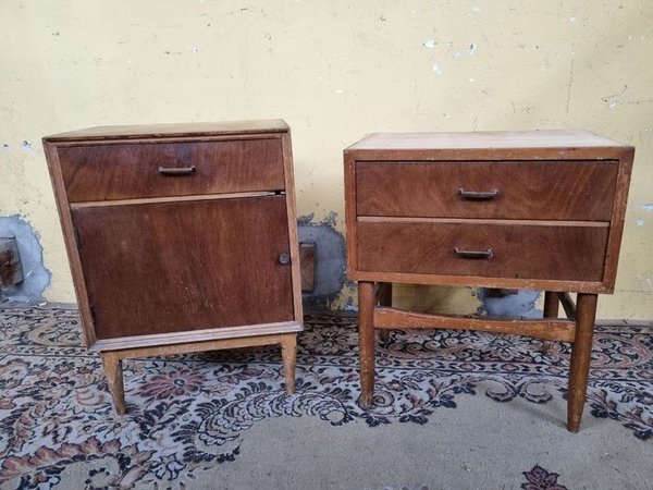 Par de Mesas de Noche Retro Enchapadas en Madera con Cajones y Puerta