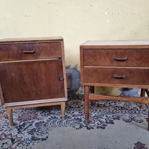 Par de Mesas de Noche Retro Enchapadas en Madera con Cajones y Puerta - imagen 1
