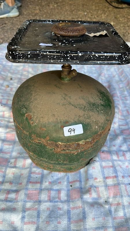 Lote siguiente: Cocina de cerámica con escala y tapa