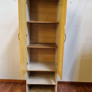 Mueble de madera con puertas y estantes abiertos - imagen 2