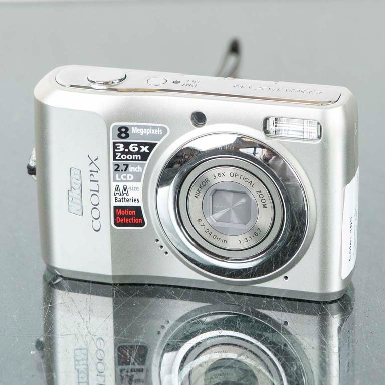 Cámara Digital Nikon Coolpix Plata 8 Megapíxeles
