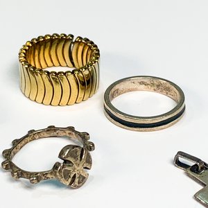 Lote de 11 Piezas: Medallitas Religiosas, Cruces, Dijes y Anillos Plateados y Dorados - imagen 3