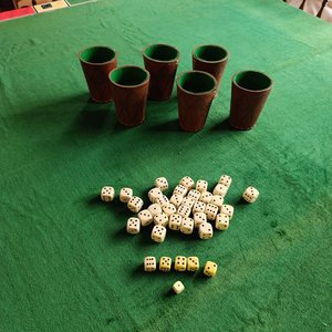 Paño para Juegos de Algodón con 6 Vasos Forrados en Cuero y 38 Dados - imagen 7