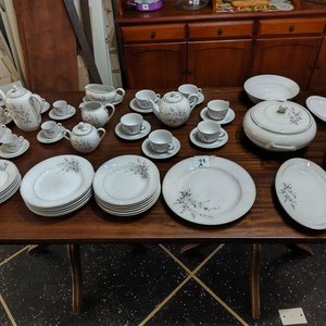 Juego de Loza Olmos Completo: 59 Piezas de Porcelana Blanca con Flores Lilas - imagen 9