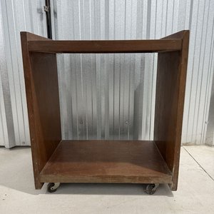 Mueble Auxiliar de Madera con Ruedas y Dos Estantes - imagen 4