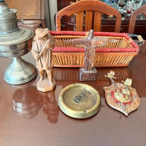 Lote anterior: Lote de Artículos Varios: Ceniceros, Figura de Cristo y Lámpara Antigua