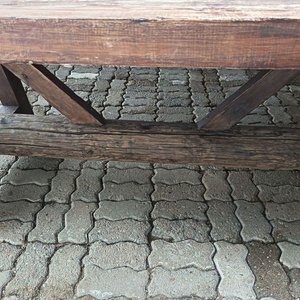 Mesa de Barbacoa Estilo Rustico de Madera Maciza - De Gran Porte con Patas Robustas Dispuestas en Ángulo y Un Travesao de Tirante  - Medidas 209 cm x 131 cm x 83 cm Alto - imagen 4