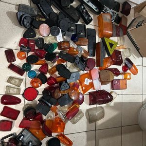 Lote de Plásticos Varios: Ópticas y Lentes de Repuesto - imagen 2