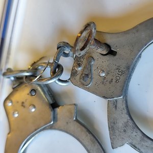 Par de Esposas Metálicas Antiguas con Llave Funcional - imagen 2