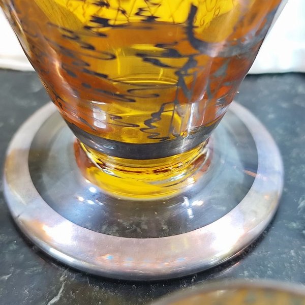 Licorera antigua con tapón y vasitos de cristal - imagen 3