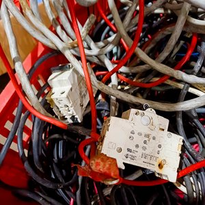 Cajón con Cables Eléctricos y Disyuntores - imagen 3