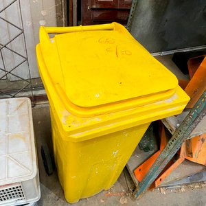 Un tacho rodante para residuos plastico color amarillo rodant - imagen 3