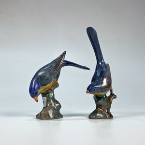 Lote siguiente: Par de Pájaros en Porcelana Biscuit Azul y Gris sobre Tronco