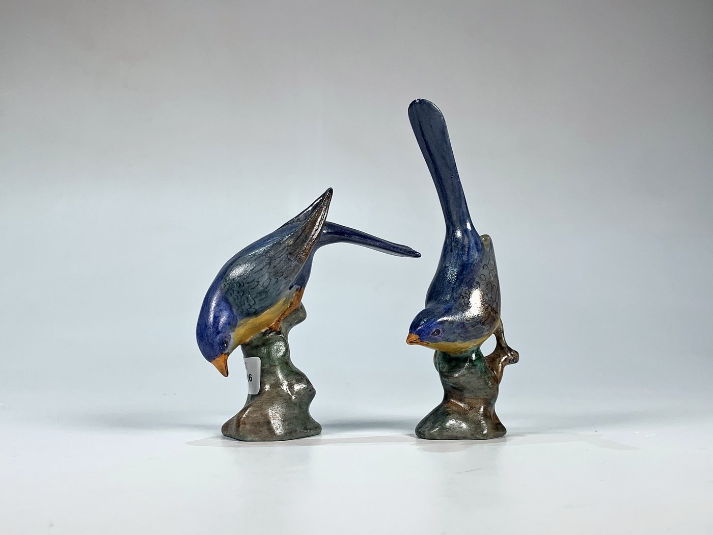 Par de Pájaros en Porcelana Biscuit Azul y Gris sobre Tronco