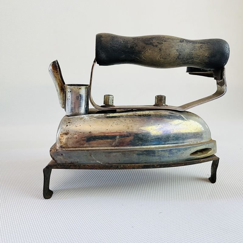 Plancha vintage eléctrica con soporte: una pieza clásica para la limpieza - imagen 3