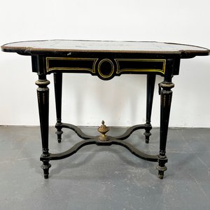 Lote siguiente: Mesa Napoleón III Ebonizada con Bronce y Cajón