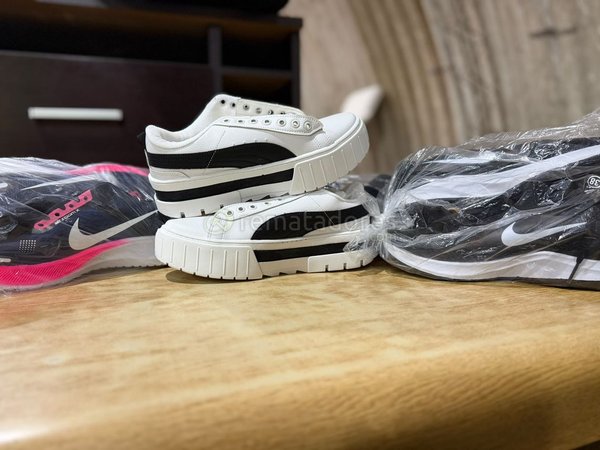 Zapatillas Deportivas Blancas y Negras con Plataforma