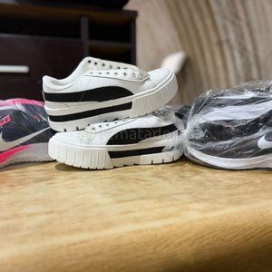Lote siguiente: Zapatillas Deportivas Blancas y Negras con Plataforma