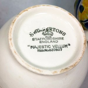 Seis piezas de porcelana inglesa: salsera, jarras y florero - imagen 5