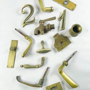 Lote de Piezas de Bronce: Pestillos, Canilla y Números Decorativos - imagen 2