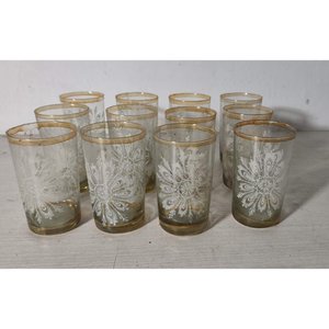 Lote siguiente: Set de 12 Vasos Bajos Tallados con Detalle Tribal y Borde Dorado