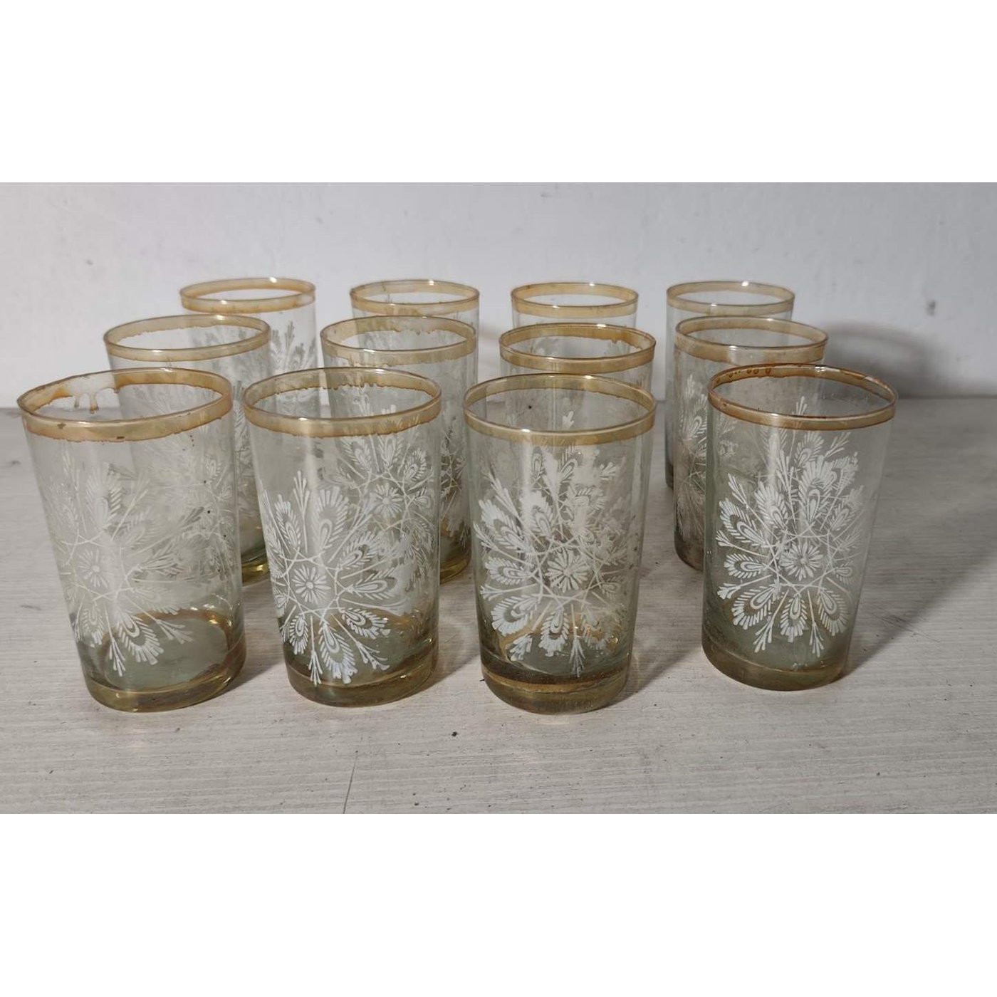 Set de 12 Vasos Bajos Tallados con Detalle Tribal y Borde Dorado
