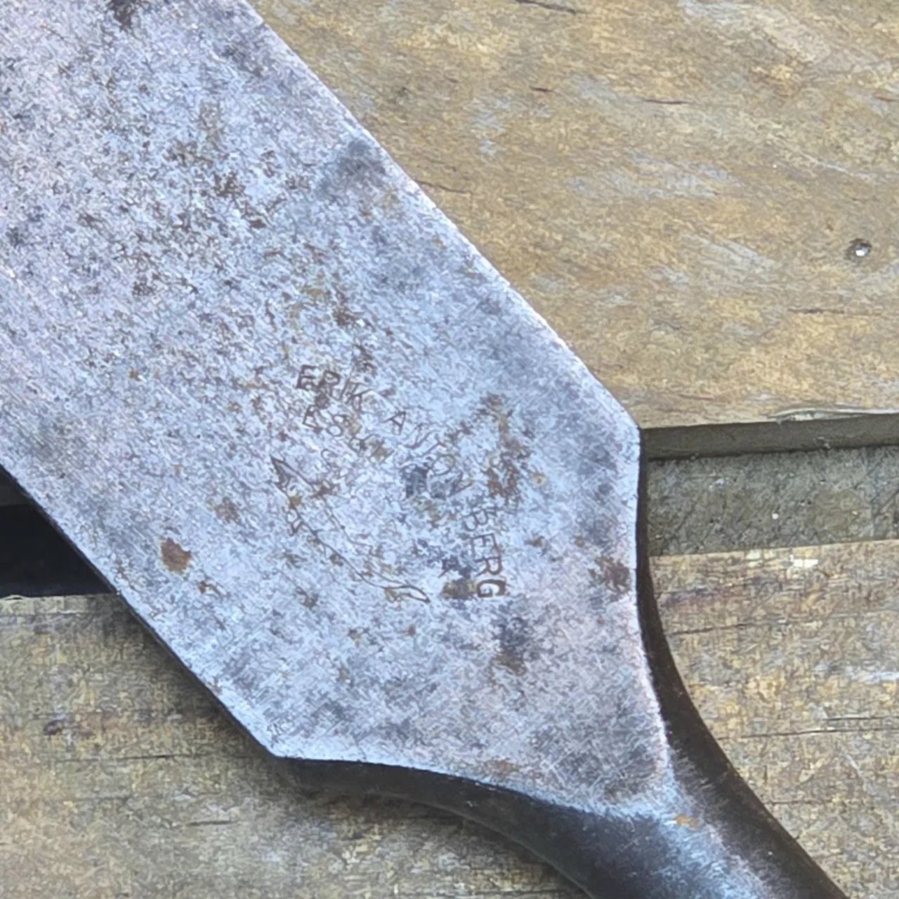 Chisela de metal con mango de madera - imagen 2
