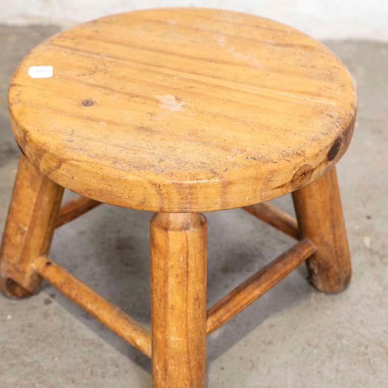 Par de banquetas rústicas con patas flojas y taburete bajo - imagen 2