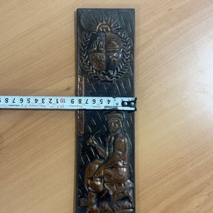Lote de Artesanía Criolla Uruguaya: Placas de Gauchos y Silla Decorativa - imagen 5