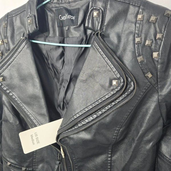 Campera Biker ChouYatou Mujer Negra Ecocuero Talle M con Tachas
