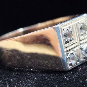Anillo de Oro Bajo, Plata y Zafiros Blancos con Diseño Bruñido - imagen 4