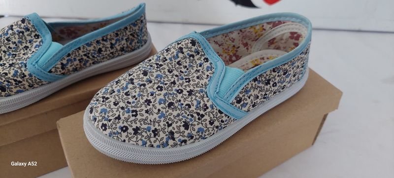 Zapatillas de tela azul y blanca para hombre - imagen 2