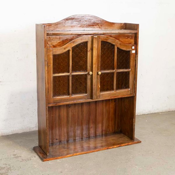 Alzada de Madera con Puertas Vidriadas y Detalles de Lustre