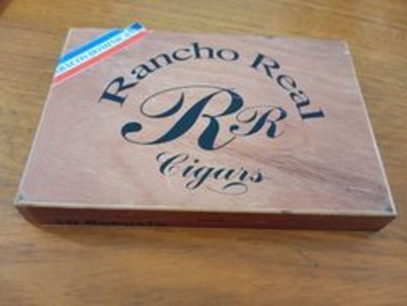 Caja de cigarros dominicanos y tinas de bombones y caramelos - imagen 5