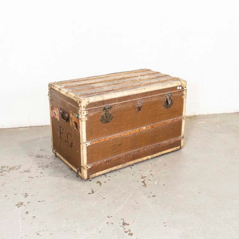 Lote anterior: Baúl antiguo de viajes con detalles y averías