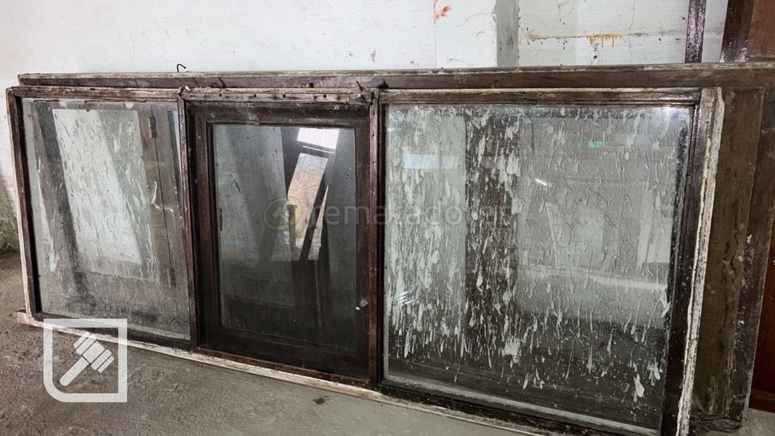 Marco de Ventana Antiguo de Madera Oscura con Vidrio