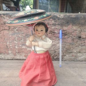 Muñeca de Hojalata a Pila con Paraguas Decorado - Años 70 - imagen 3