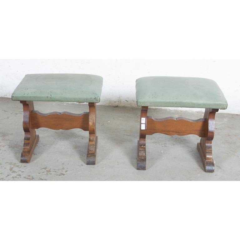 Par de Banquetas Provenzales Tapizadas en Tela Verde