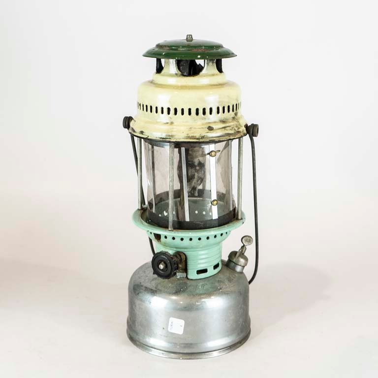 Lote siguiente: Farol a kerosene con faltantes para decoración