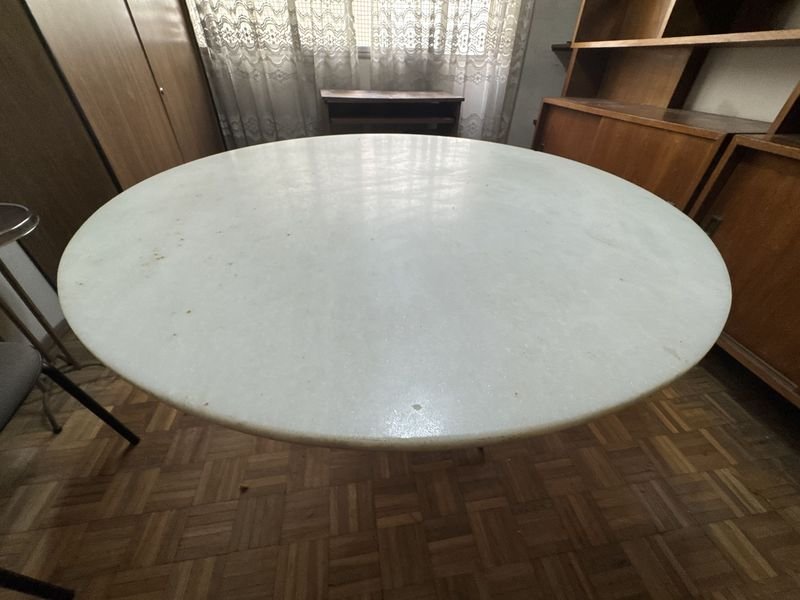 Mesa de comedor de la década de los 60 con base de metal y tapa de mármol - imagen 2