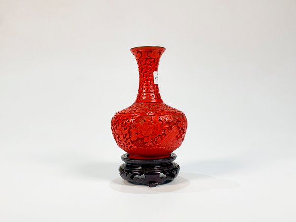 Florero Vintage de Bronce y Laca Roja con Base de Madera - imagen 1