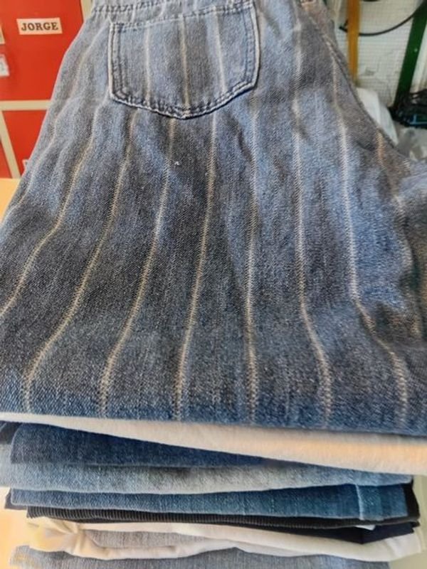Ropa de jeans unisex en buen estado
