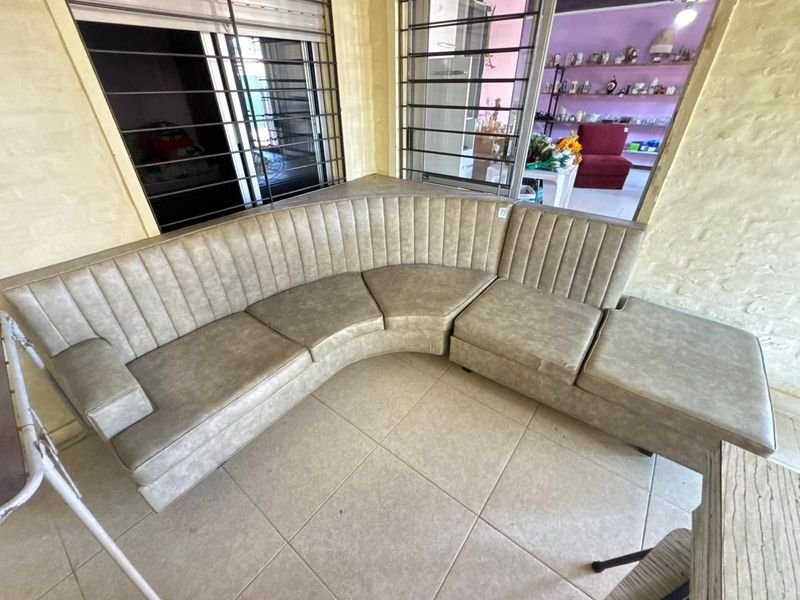Lote anterior: Sofá de dos módulos con diseño curvo y tapizado sano