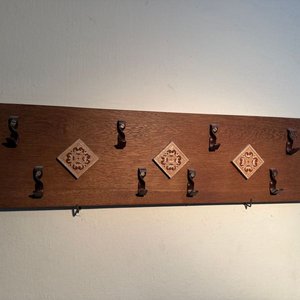 Perchero de Pared Rústico en Madera con Detalles Cerámicos y Ganchos de Hierro - imagen 1