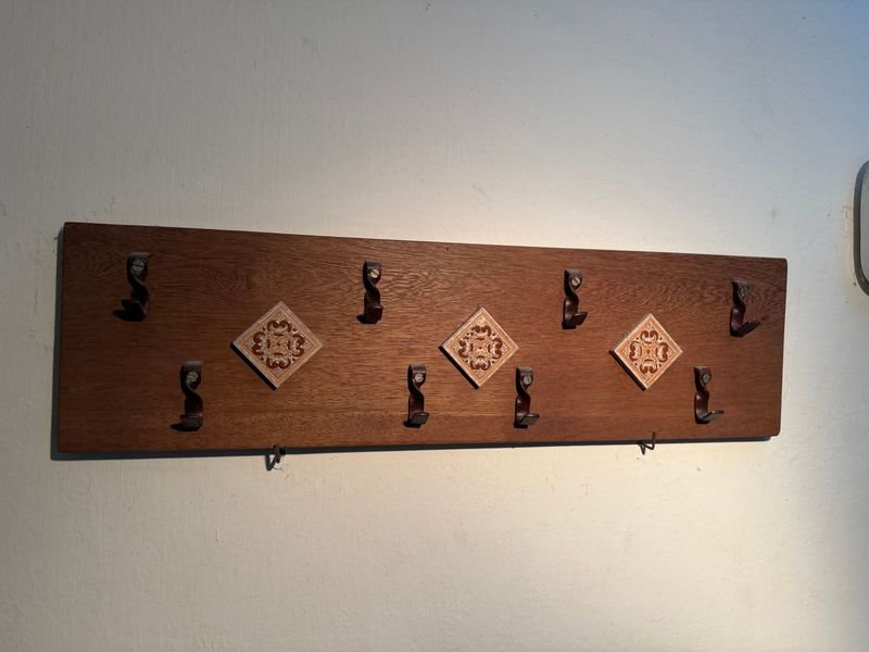 Perchero de Pared Rústico en Madera con Detalles Cerámicos y Ganchos de Hierro